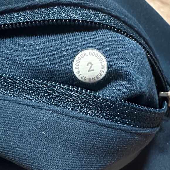 LULULEMON Navy Reflective Leggings $118 SIZE 2 Running Exercise New Year Goal - Picture 4 of 7